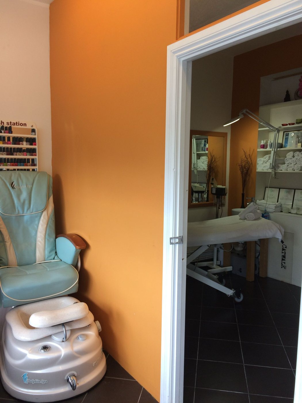 Pedicure & polish station